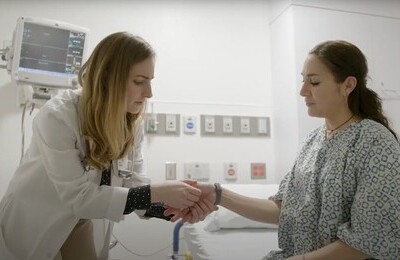 Кодирование Аквилонг в Миньяре Врач держит пациентку за руку