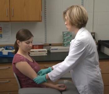 Лечение зависимости от аптечных препаратов в Миньяре Врач делает инъекцию пациентке